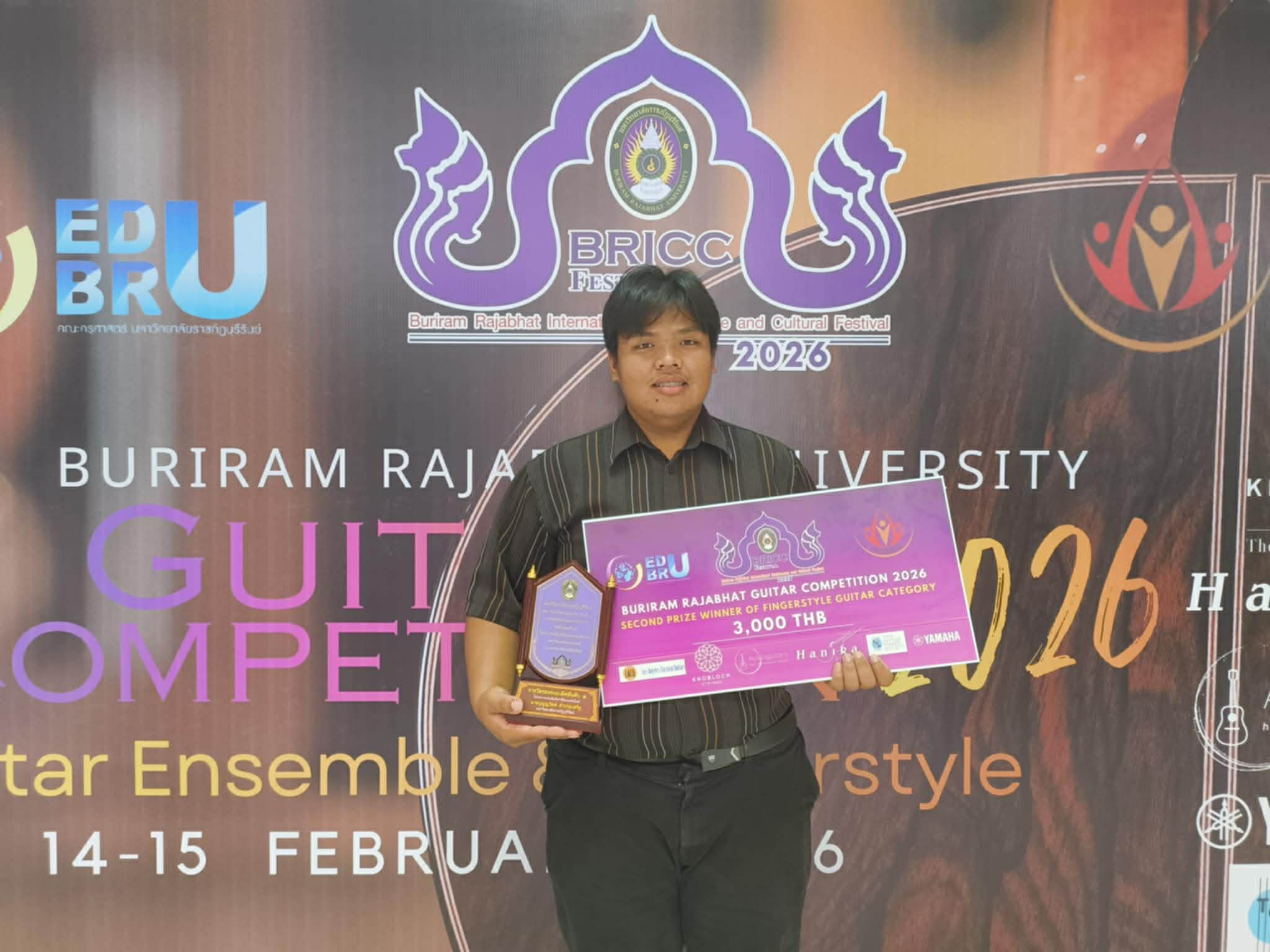 นายบุญญวัตต์ อ่ำประเสริฐ นักศึกษาชั้นปีที่ 3 ที่ได้รับรางวัล รองชนะเลิศอันดับ 1 ในการแข่งขันกีตาร์ฟิงเกอร์สไตล์ ภายใต้โครงการราชภัฏบุรีรัมย์มหกรรมวิชาการและวัฒนธรรมนานาชาติ ครั้งที่ 9